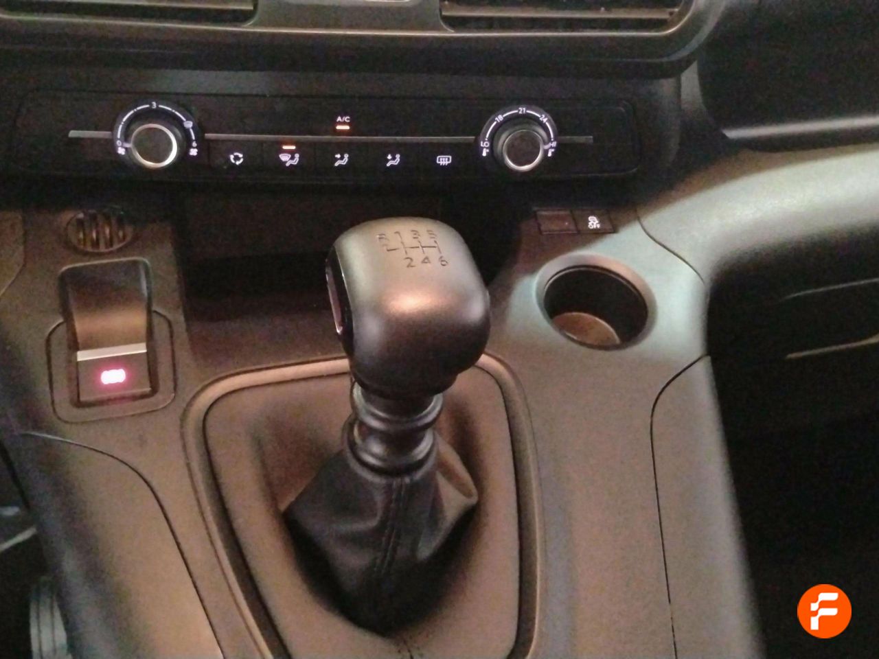 Foto Peugeot Rifter 12
