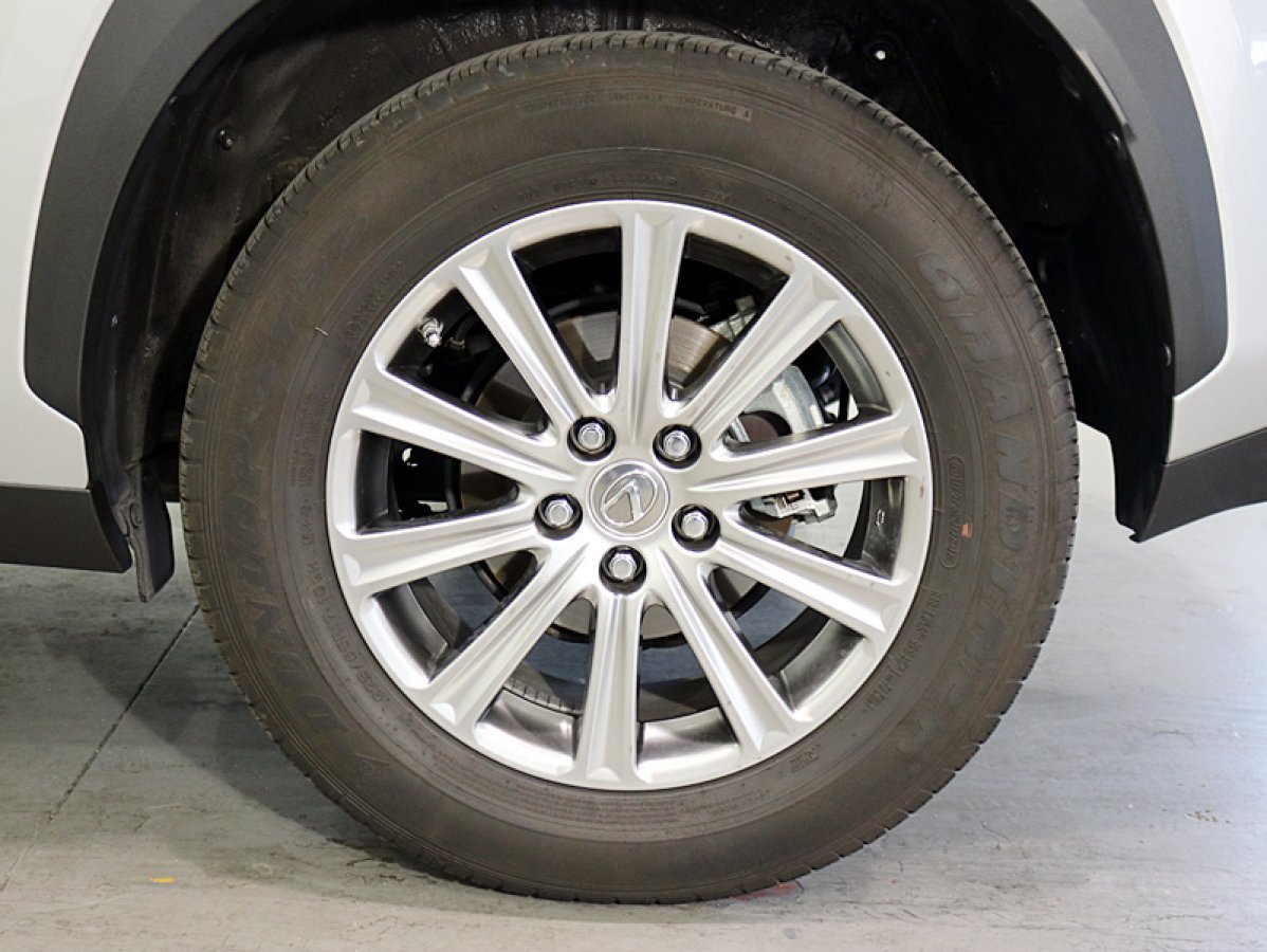 Foto Lexus NX 36